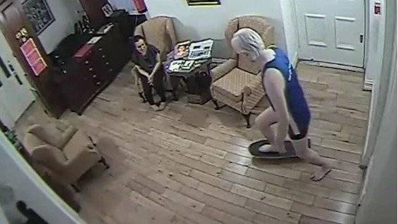 Imágenes de Assange en patineta y peleando con la seguridad de la embajada de Ecuador