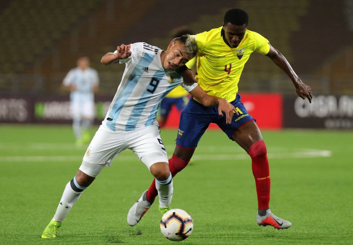 El argentino Matías Godoy (i) disputa el balón con el ecuatoriano Víctor Carabelí (d) durante un partido de la última fecha del hexagonal final del Sudamericano Sub
