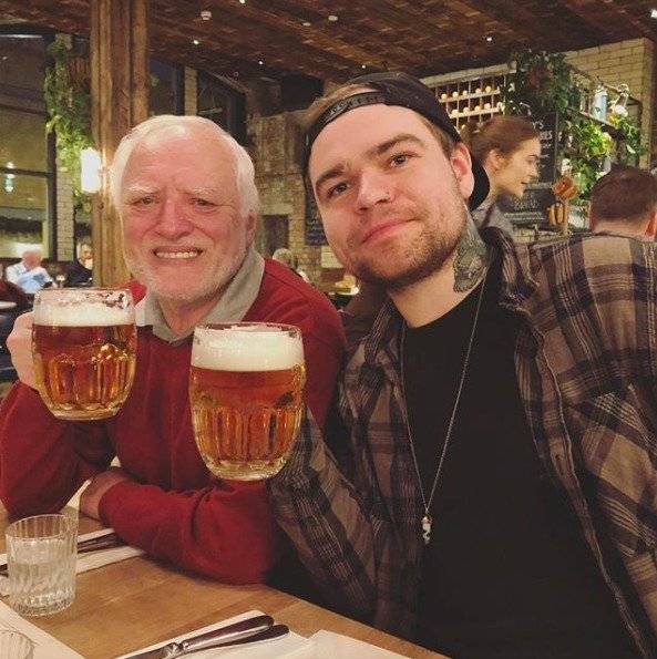 Fingir sonrisas en el trabajo puede llevarte a beber más alcohol, según estudio