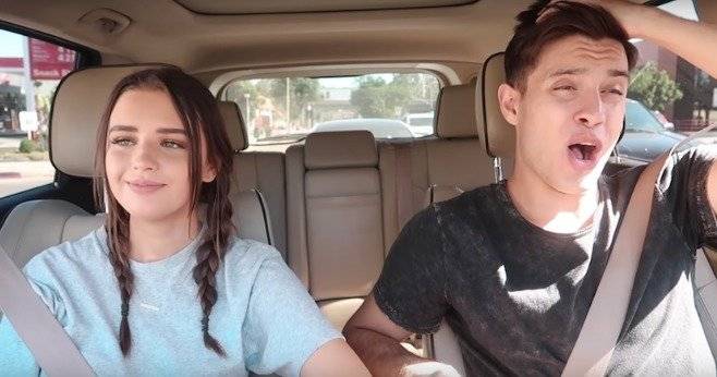 Pareja al volante