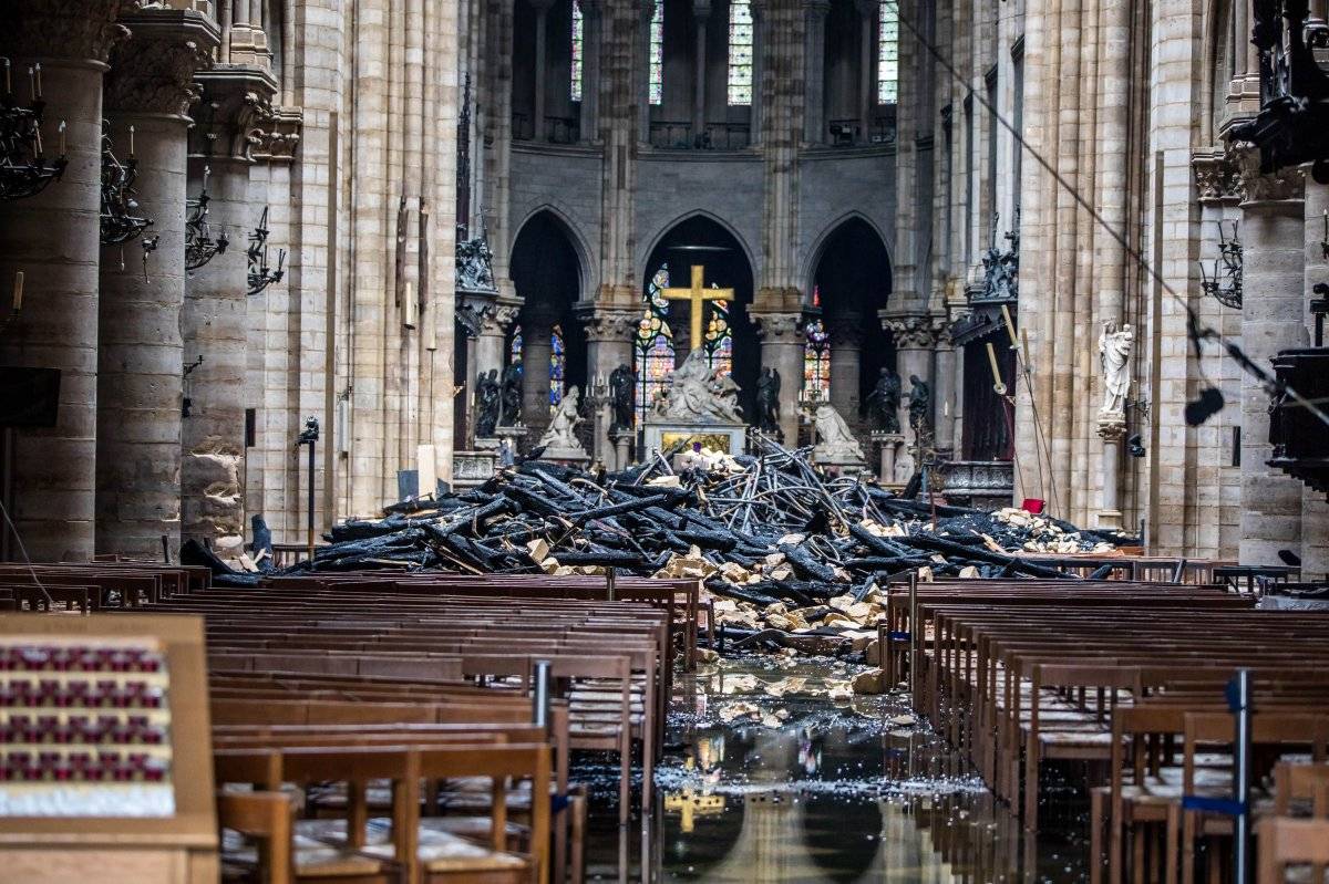 Cruz intacta tras incendio en Notre Dame