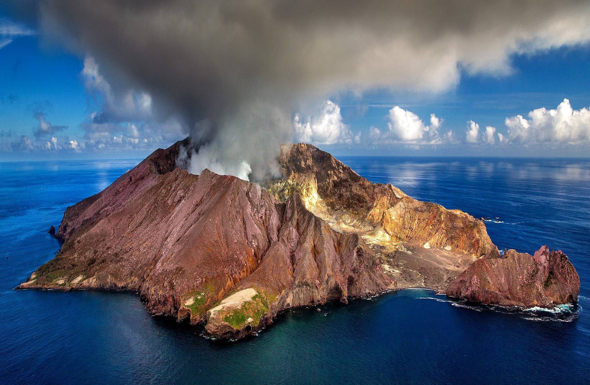 Enorme isla de piedra pómez flota a la deriva por el Océano Pacífico