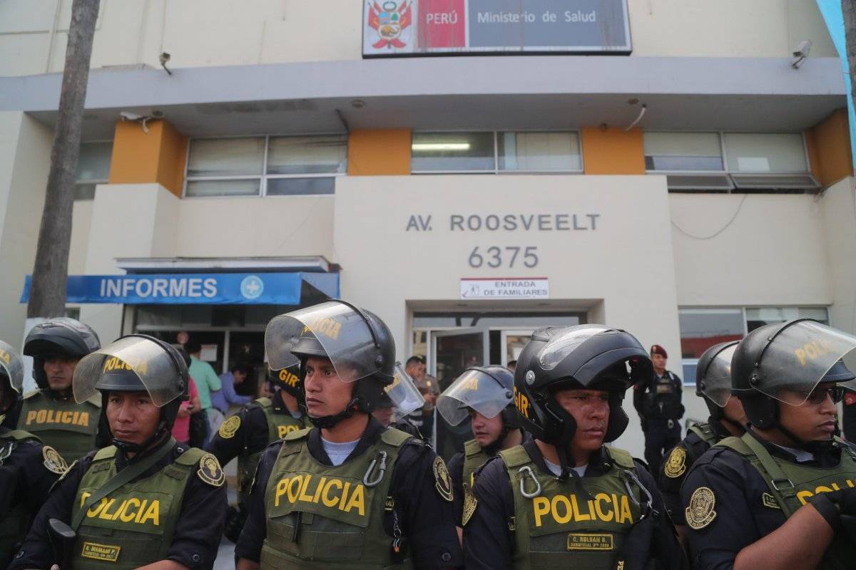 Policías resguardan el hospital Casimiro Ulloa, donde fue trasladado por la policía el expresidente peruano Alan García