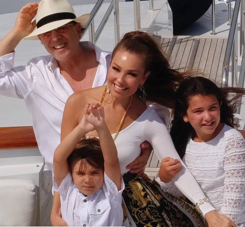 La familia disfrutando de la playa