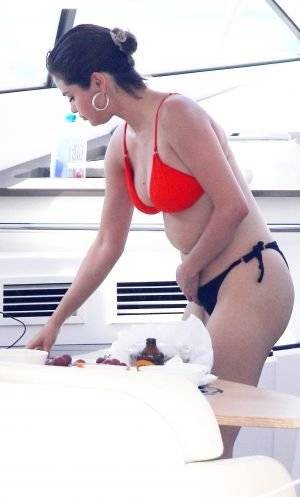 Selena Gómez en bikini pone en evidencia su aumento de peso y descuido