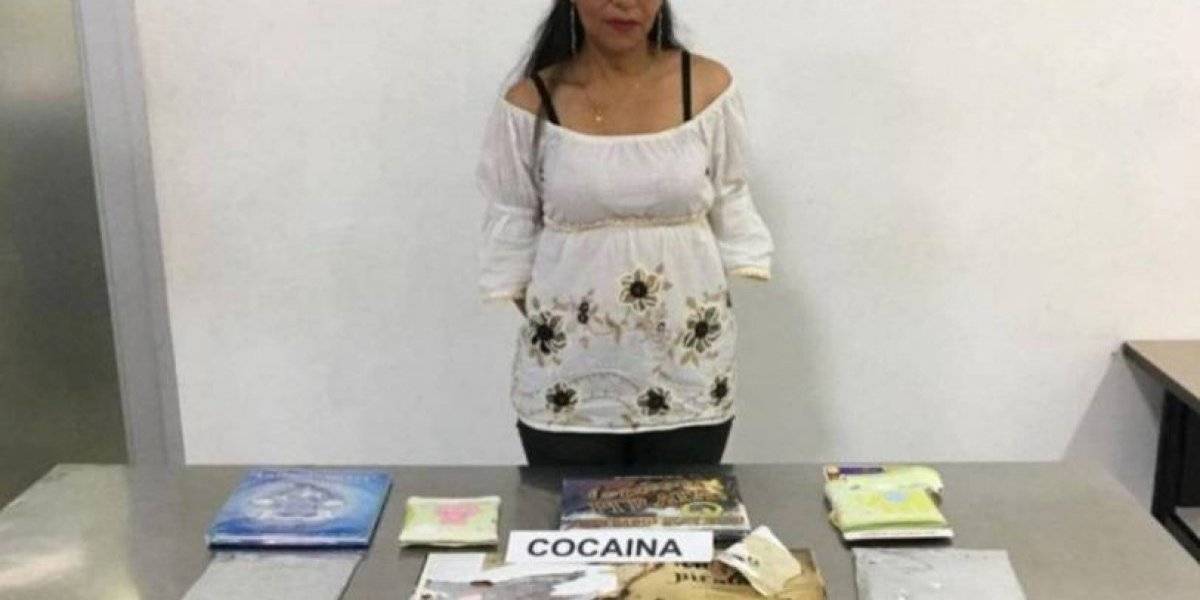 Capturan a mujer que iba para India con cocaína camuflada en libros