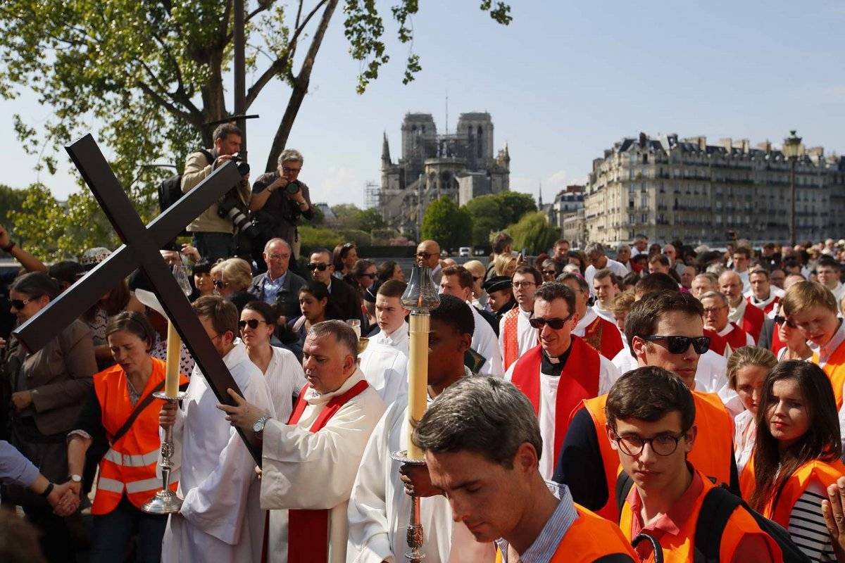 Vía Crucis en Parós