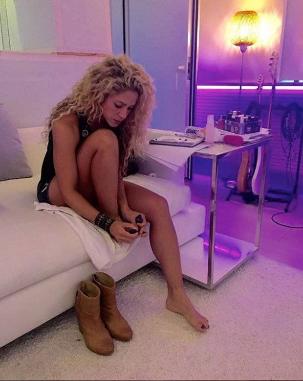 Shakira haciéndose la pedicura