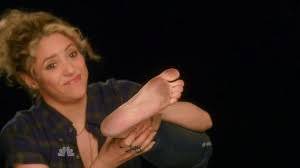 Shakira con los pies sucios
