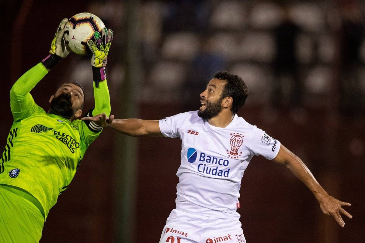 Lucas Gamba (d) de Huracán disputa un balón con Esteban Dreer (i) de Emelec