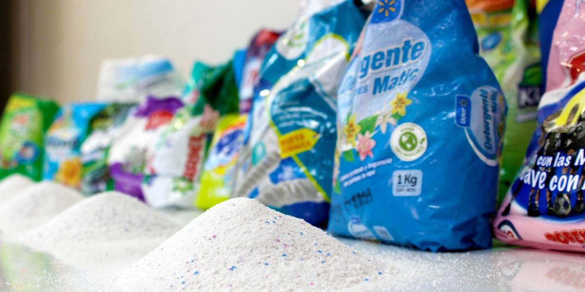 ¿El más barato lava menos? Sernac hizo estudio sobre los componentes y la efectividad de los detergentes