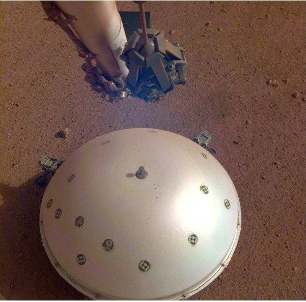 Esta imagen fue tomada el 19 de marzo de 2019 por una cámara en el módulo de aterrizaje Mars InSight de la NASA