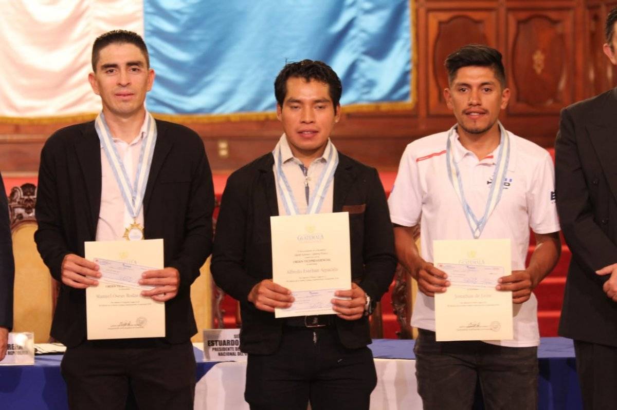 Ciclistas condecorados por la Vicepresidencia