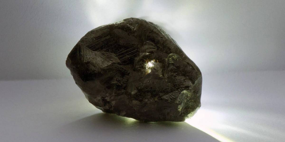 Descubren diamante gigante, el segundo más grande de la historia