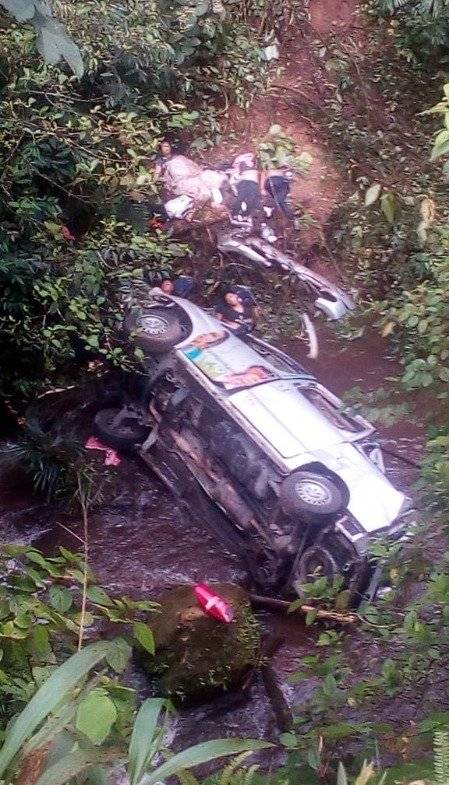 Seis personas de grupo de danza mueren tras accidente de tránsito