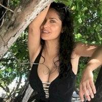 Salma Hayek recuerda su embarazo con foto en topless