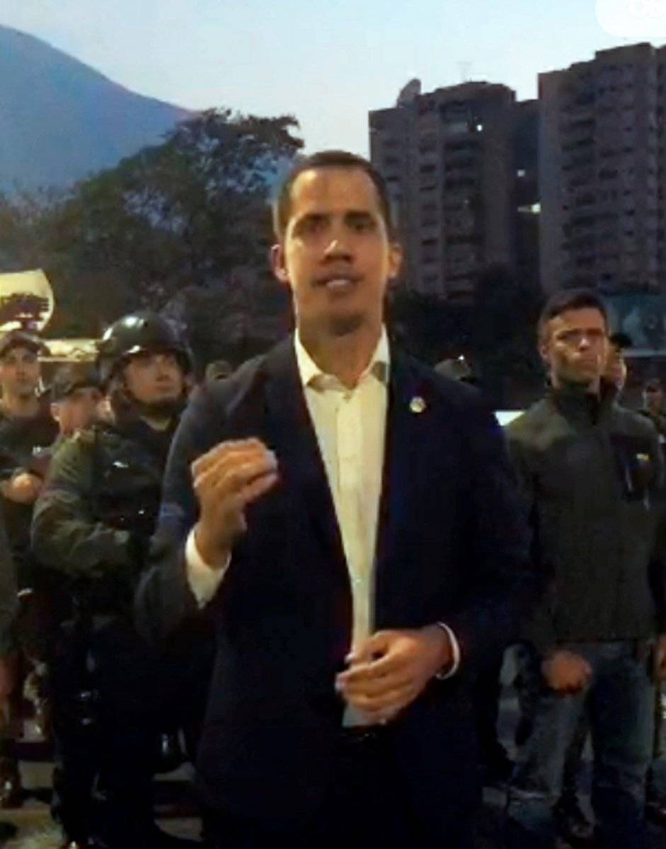 Captura del video que el presidente interino Juan Guaidó ha publicado en su cuenta de Twitter este martes, en el que aparece junto al líder opositor Leopoldo López, que fue liberado hoy.