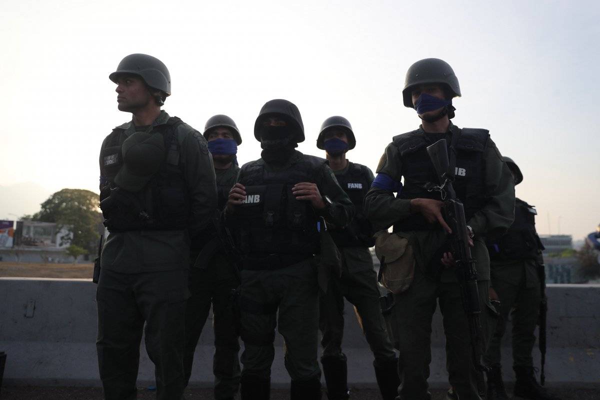 Un reducido grupo de efectivos militares traidores que se posicionaron en el Distribuidor Altamira para promover un Golpe de Estado