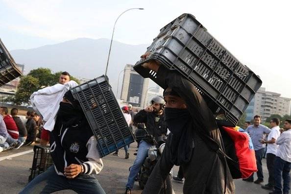 En Venezuela, dos bandos militares se enfrentan