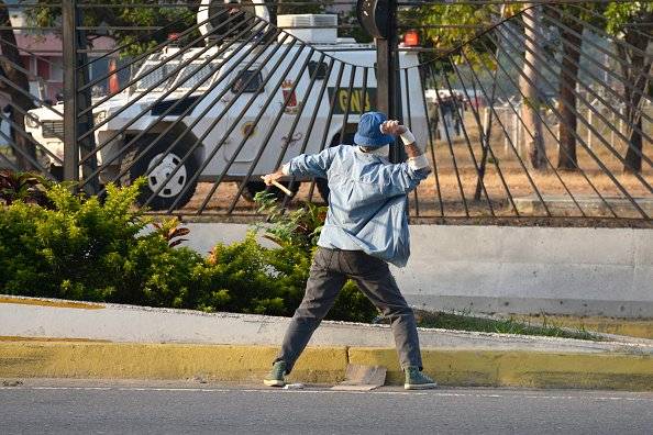 Venezolanos salen a las calles a protestar