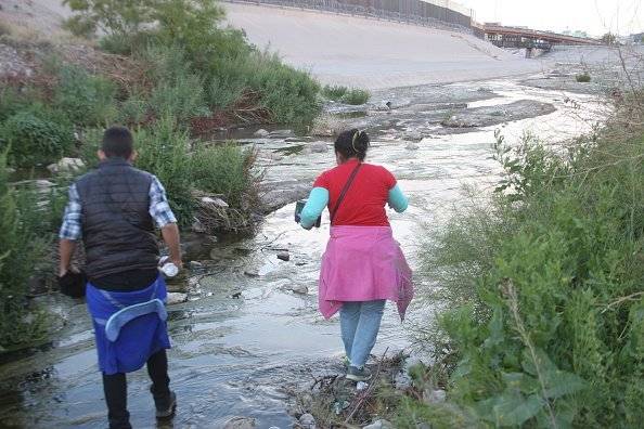 La gente cruza la frontera Estados Unidos México Por Ciudad Juárez