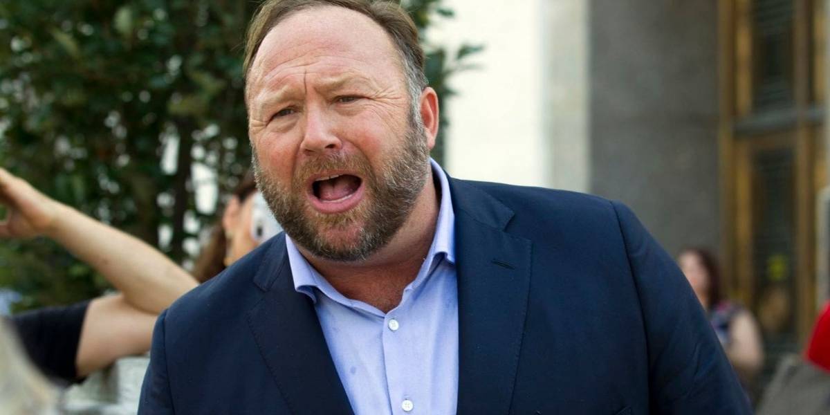 Facebook e Instagram vetan de forma permanente a Alex Jones y otros líderes de extrema derecha