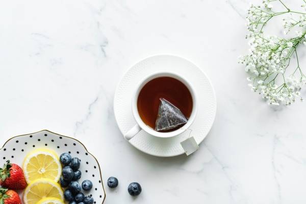 beneficios del te negro con limon y miel