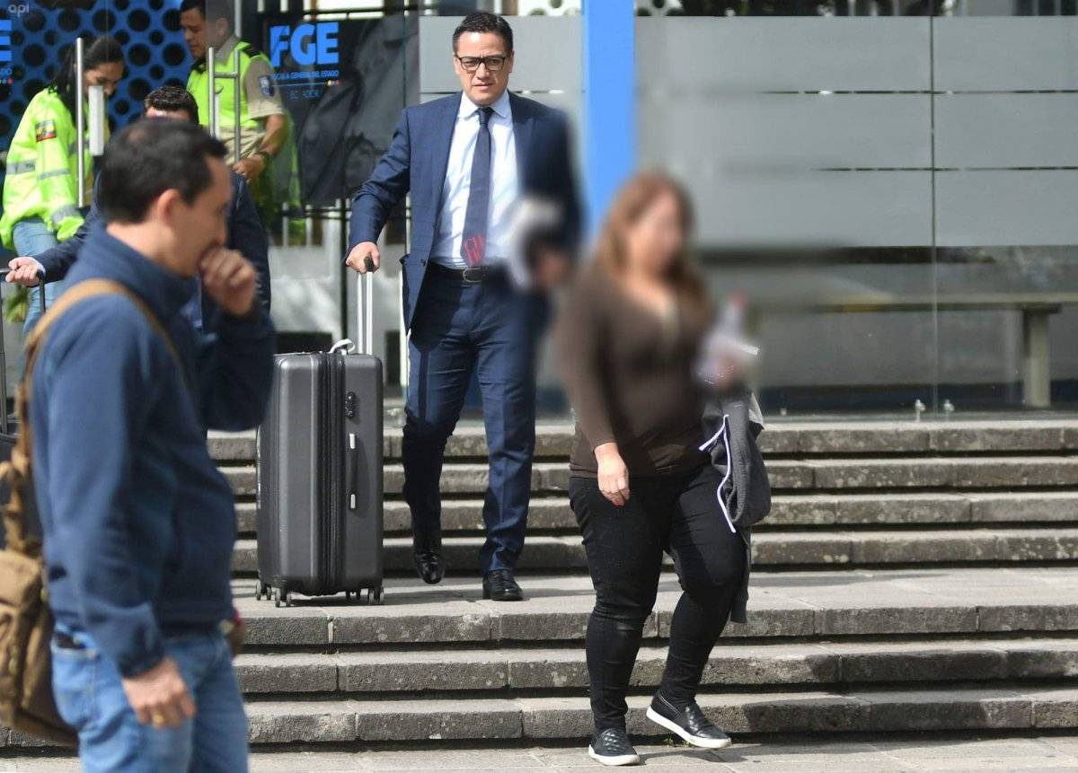 Pamela M. saliendo de Fiscalía