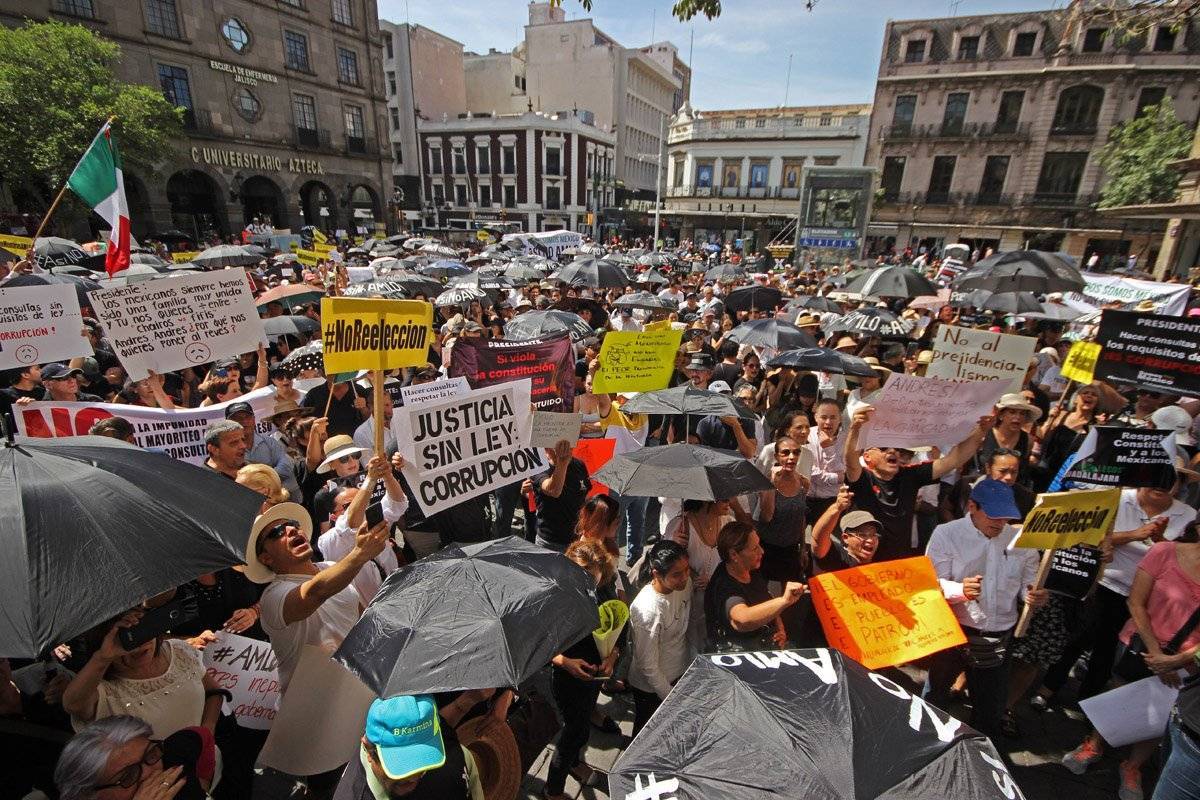 Se manifiestan más de 600 personas contra AMLO en Guadalajara