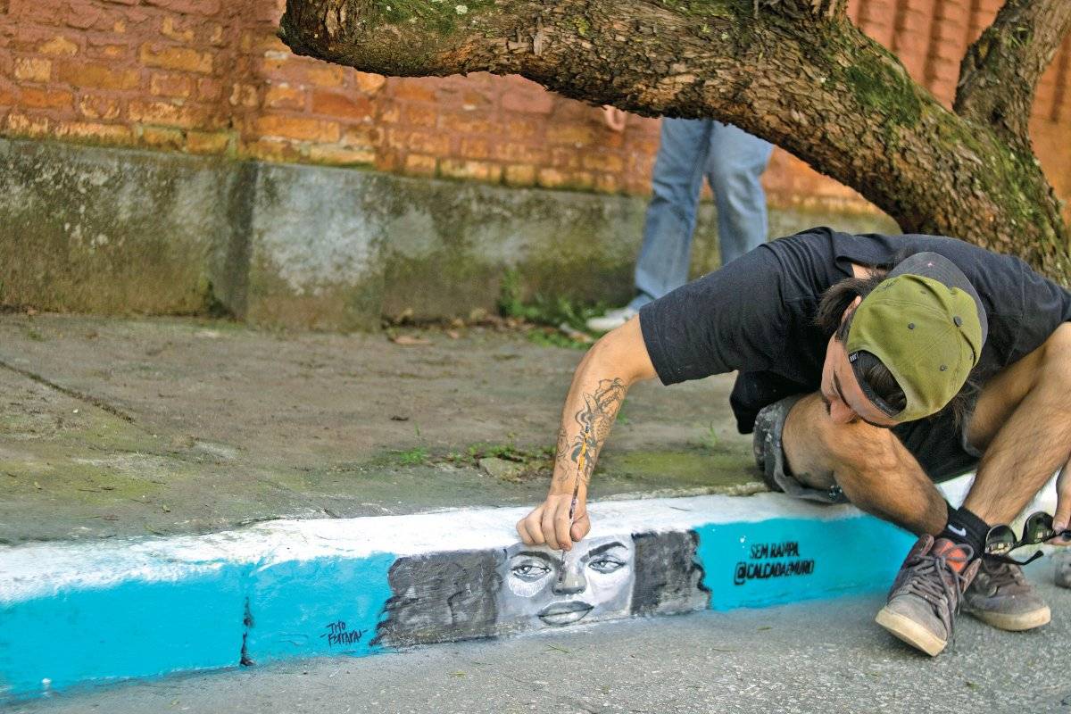 Artista TITTO grafitando degrau