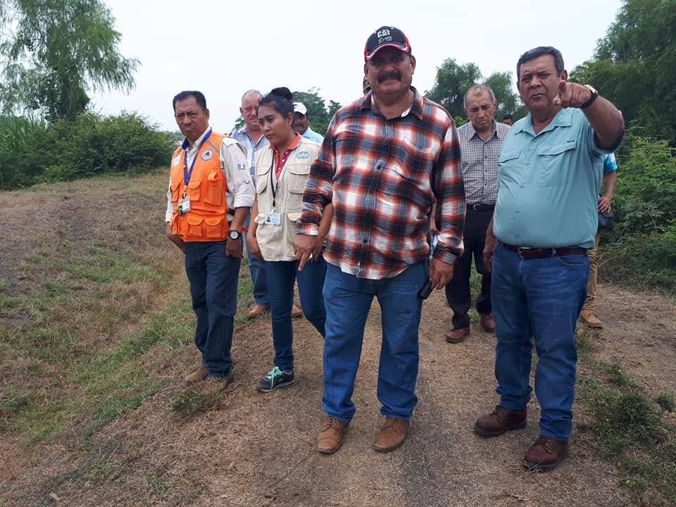 Ottoniel Lima, vinculado al narcotráfico, y Guillermo Domínguez, gobernador de Escuintla, supervisan trabajos públicos.