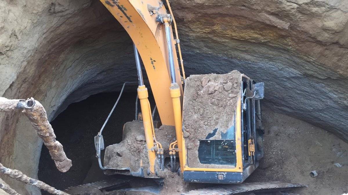 Investigan autoridades hundimiento de trascabo en obras del Paseo Alcalde