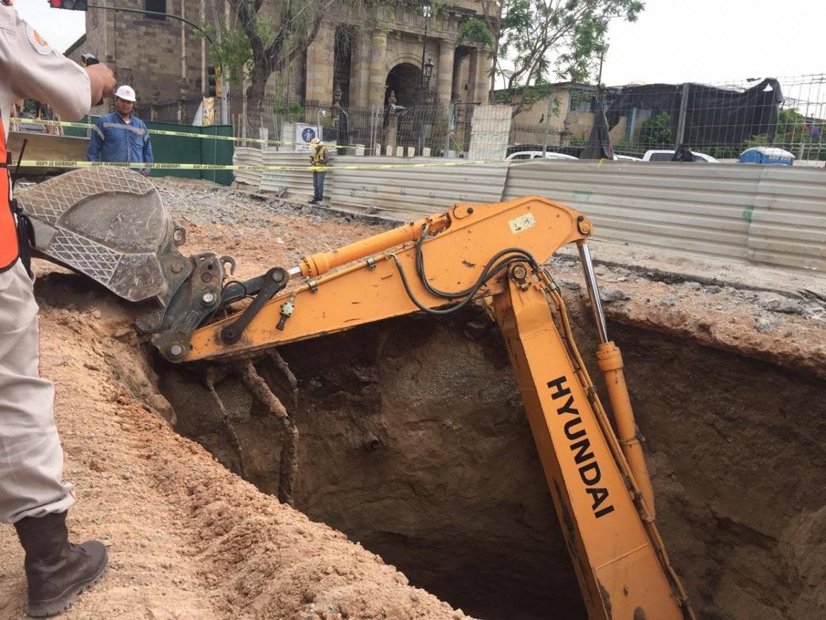 Investigan autoridades hundimiento de trascabo en obras del Paseo Alcalde
