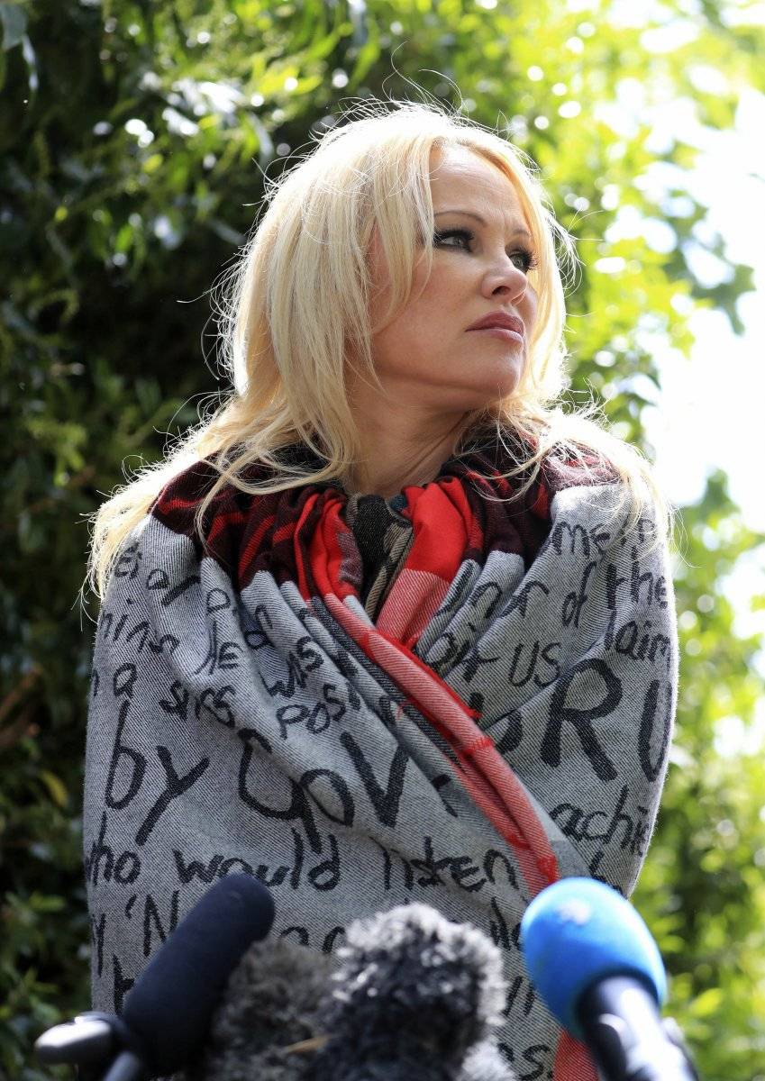 Pamela Anderson tras su visita a Julian Assange