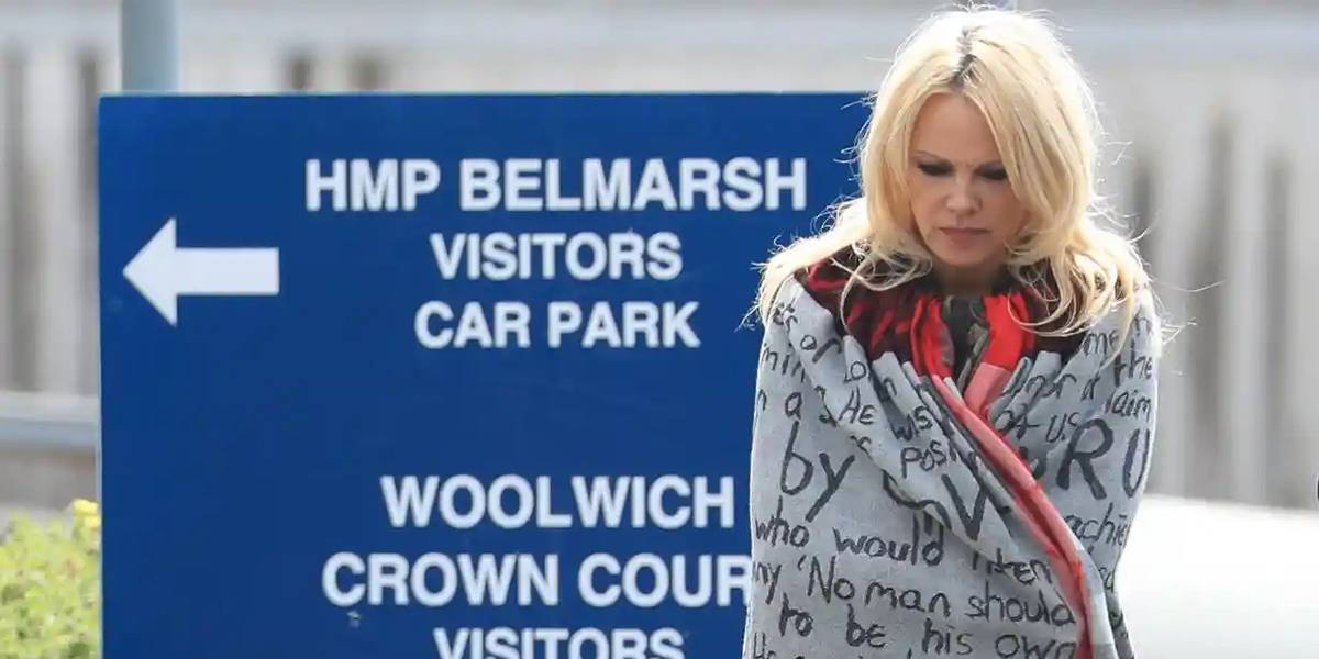Julian Assange recibe a Pamela Anderson en la cárcel