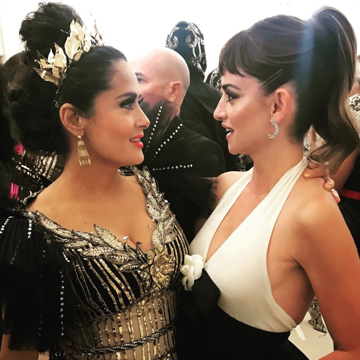 Thalía MET Gala 2019 Así fue el encuentro entre Salma Hayek y Thalía