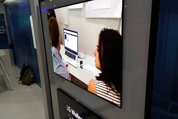 LG presentó en Chile su nuevo televisor OLED completamente transparente LG presentó en Chile su nuevo televisor OLED completamente transparente