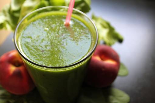 Colon Jugo de manzana, apio y espinacas para limpiar el colon