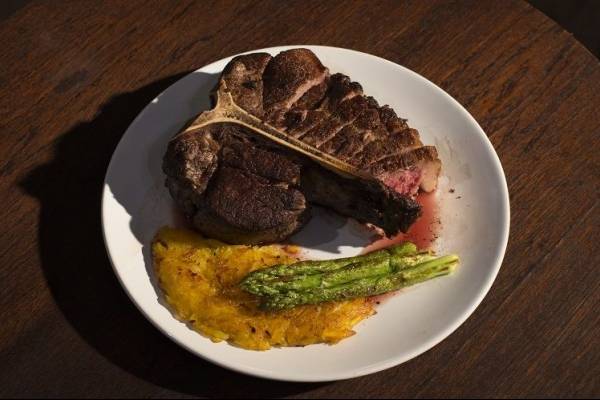 T-bone selado com rosti de mandioquinha e aspargos salteados MasterChef