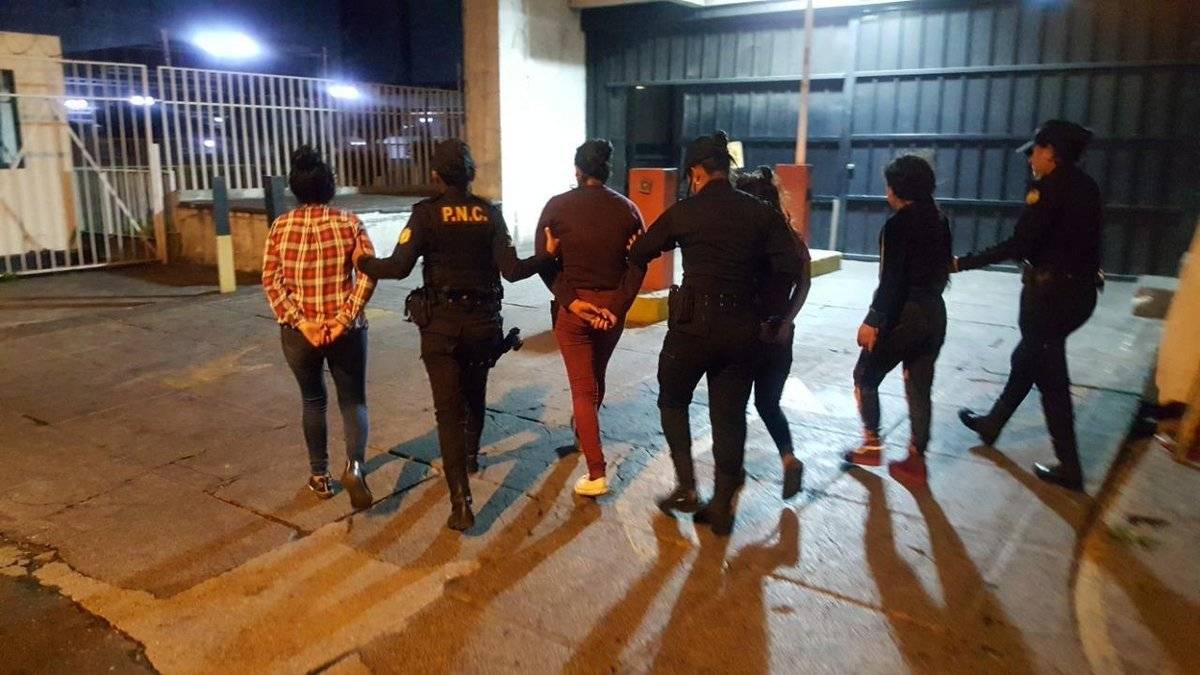 Capturan a seis adultos y tres adolescentes por incendiar vehículos en Fraijanes