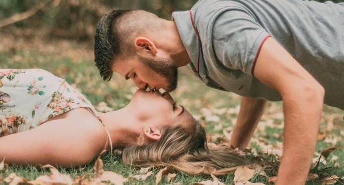 cómo excitar a un hombre con un beso