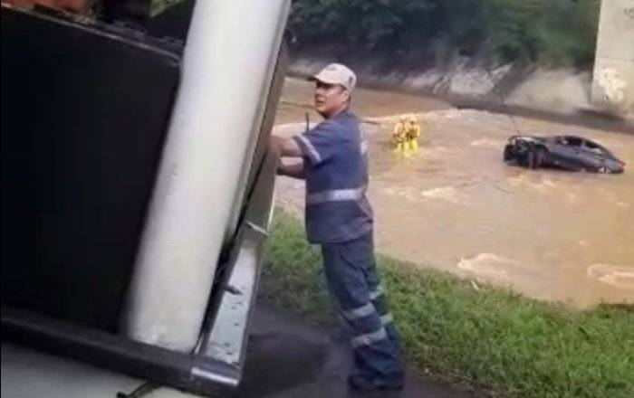 Cayó carro al río Medellín