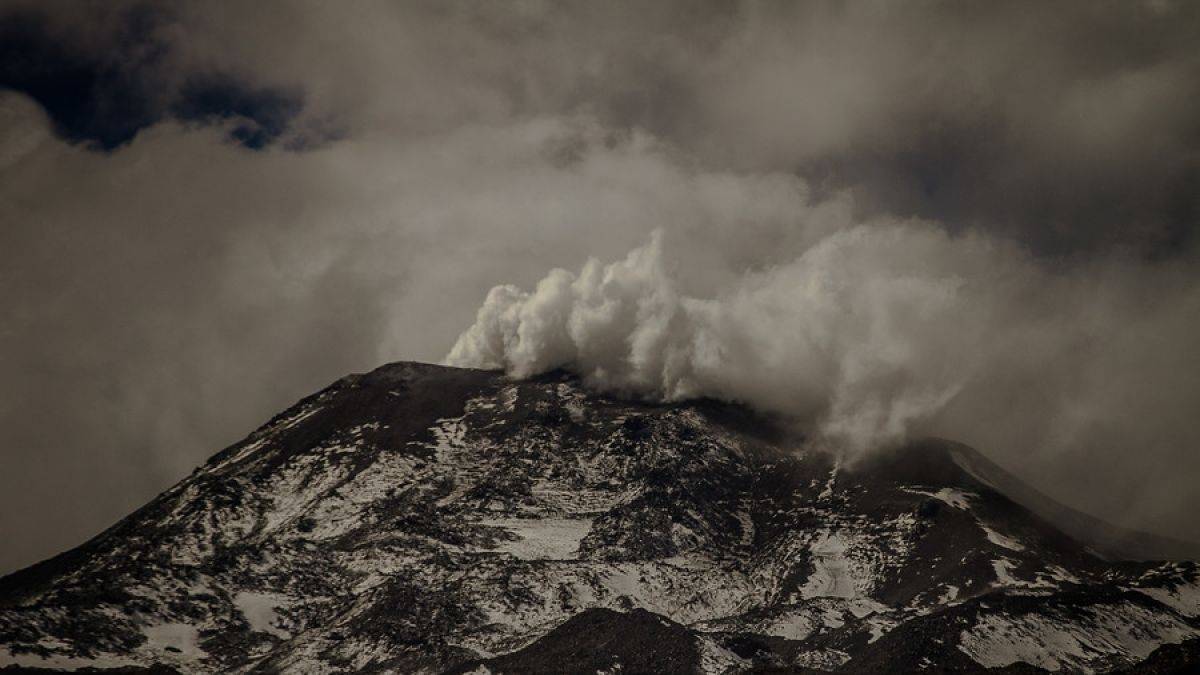 Declaran alerta naranja por explosión registrada en el complejo volcánico Nevados de Chillán Declaran alerta naranja por explosión registrada en el complejo volcánico Nevados de Chillán