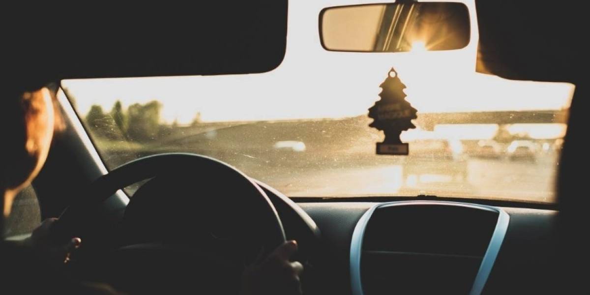 Quería llegar pronto a destino lo atrapó la policía cuando conducía por la carretera con el cuerpo de su esposa muerta atado en el siento del pasajero