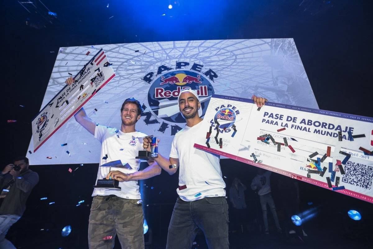 Final mundial de la competencia de aviones de papel