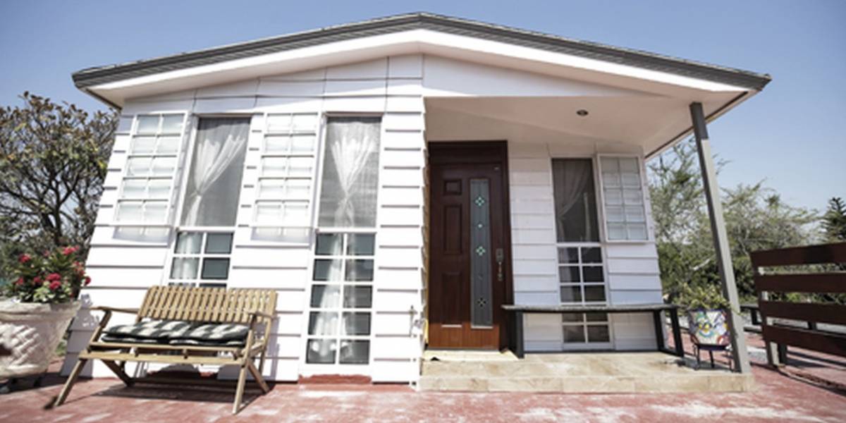 Ingeniero mexicano construye casas casas con placas de plástico resistentes a sismos