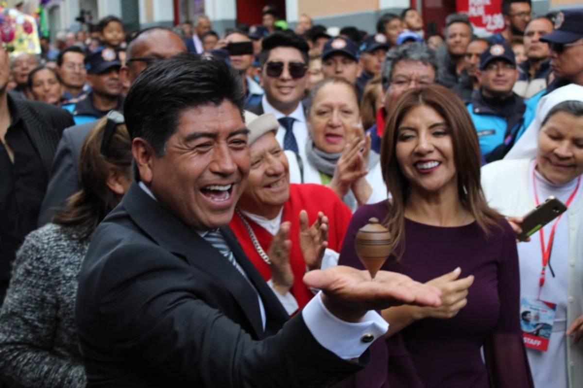 Jorge Yunda demostró sus habilidades con el trompo
