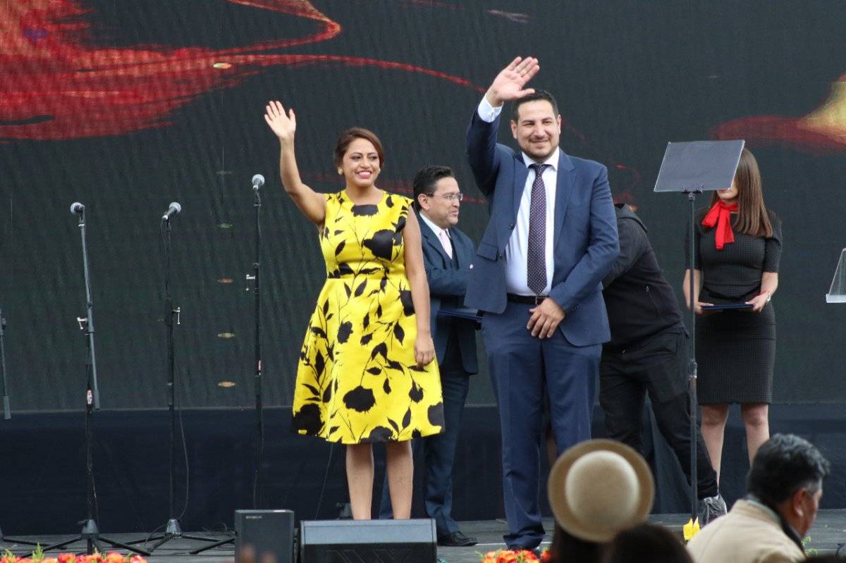 Prefecta de Pichincha, Paola Pabón junto al viceprefecto de Pichincha, Alexandro Tonello.