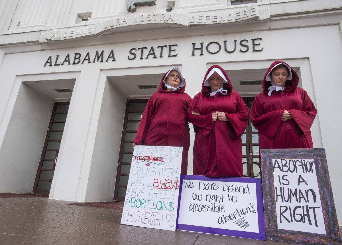 En el exterior del Senado, unas 50 personas se manifestaron cantado "¿De quién es la elección? Es nuestra elección". Varias mujeres estaban vestidas como los personajes de "The Handmaid