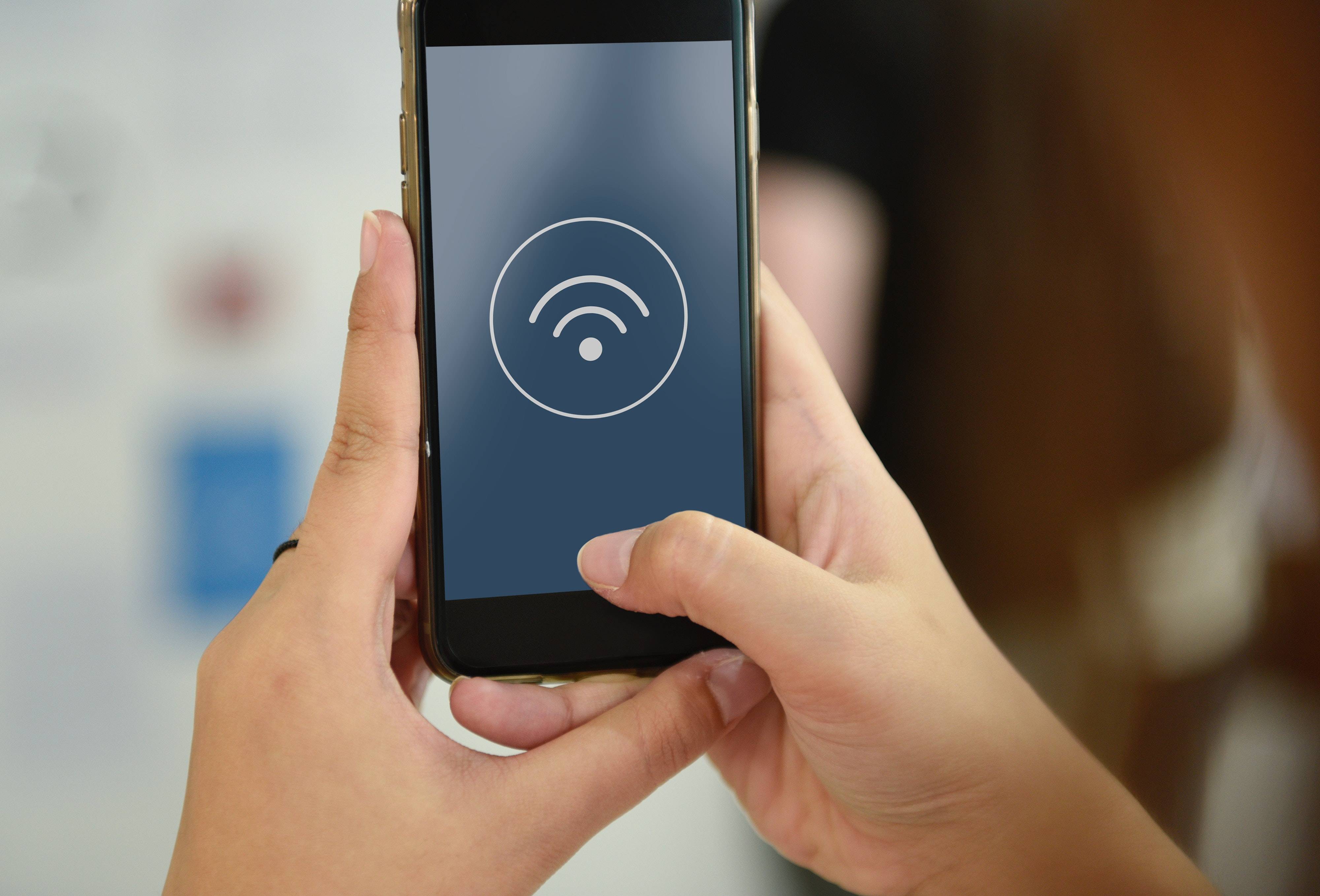 Por cambiarle la clave del Wi-Fi, una mujer atacó la casa de su vecina con piedras y machete Por cambiarle la clave del Wi-Fi, una mujer atacó la casa de su vecina con piedras y machete